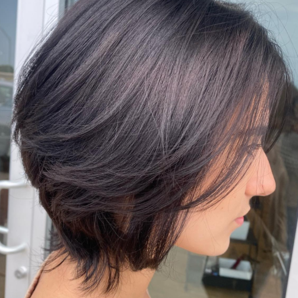 Find out more about the short wolfcut: a low maintenance, choppy and volumized hairstyle. The right shape that fits every hair and face!