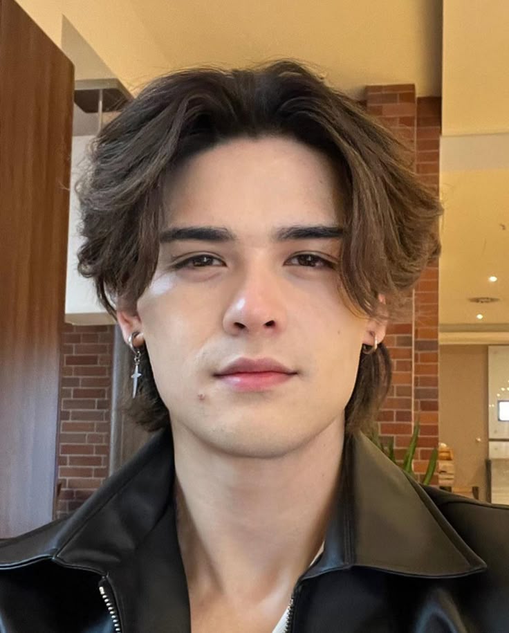 Wolfcut Men: The Modern Hairstyle Blending Wild and Stylish